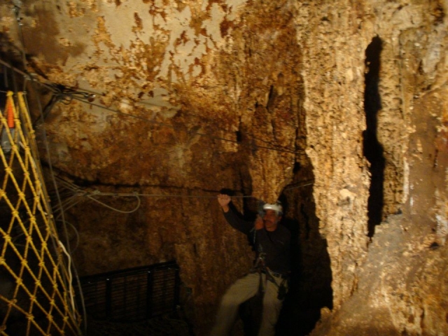 Tirolina  dentro de la cuevas